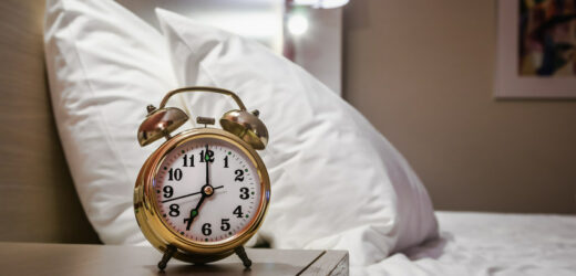 Kładziesz się do łóżka między godziną 22.30 a 23.30? Sprawdź, o czym to świadczy