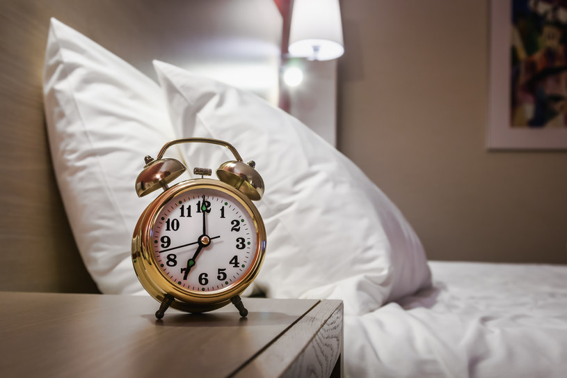 Kładziesz się do łóżka między godziną 22.30 a 23.30? Sprawdź, o czym to świadczy