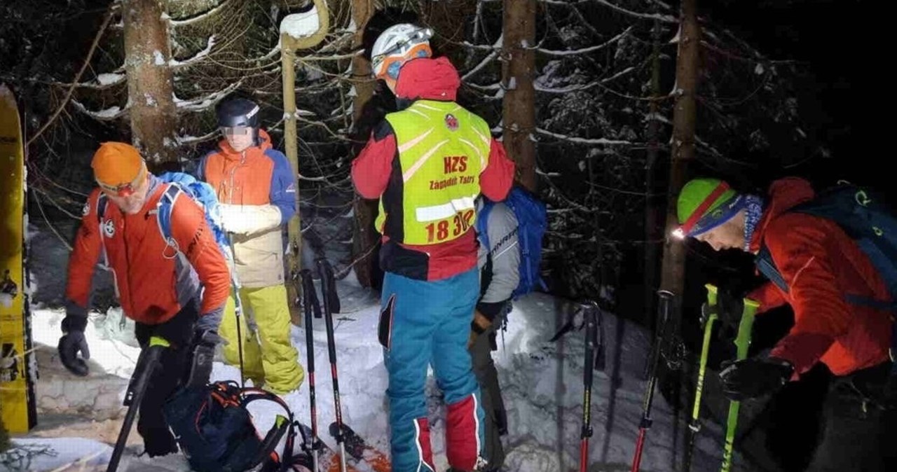 Całonocna akcja w Beskidach. Ratownicy poszukiwali snowboardzisty