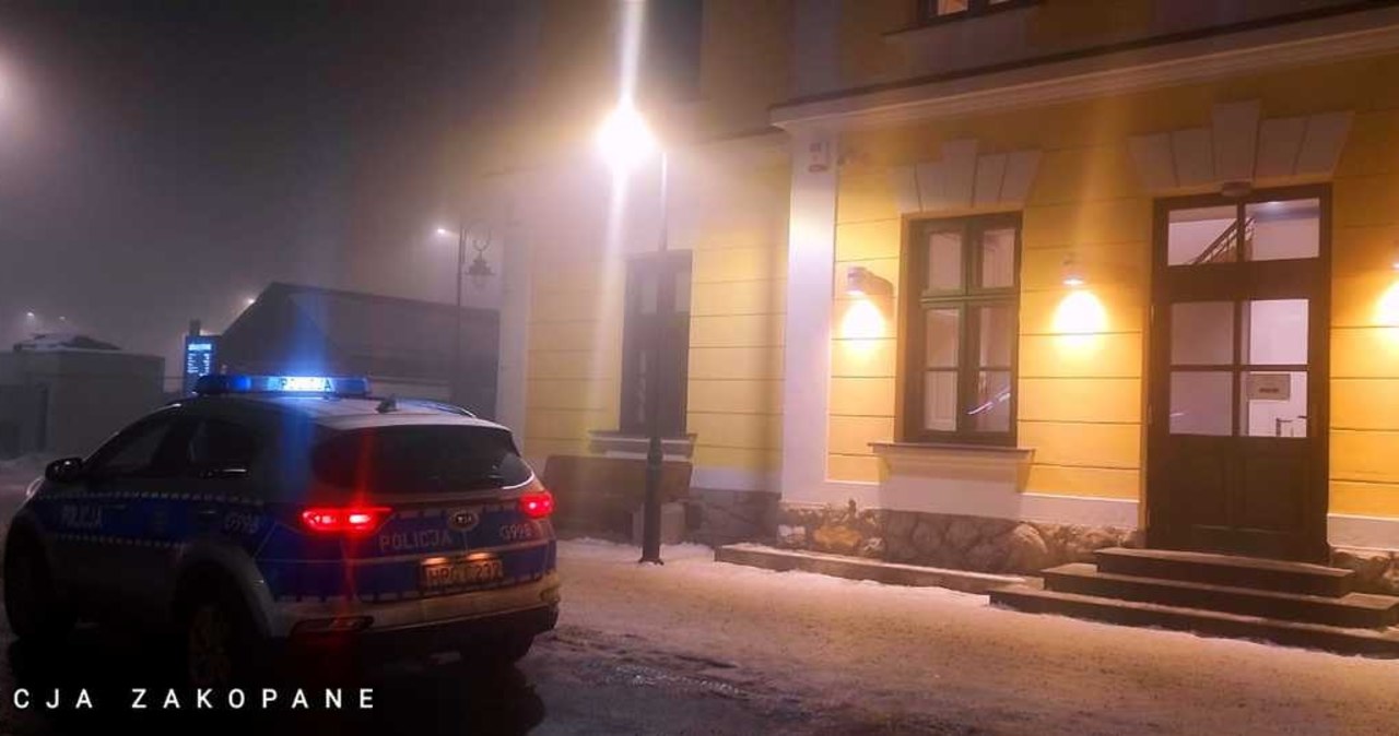 Nocna interwencja policji przed dworcem w Zakopanem. „Pomoc nadeszła w porę”