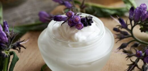 Maź z żywokostu działa na skórę jak plaster. Przyspiesza gojenie, koi ból