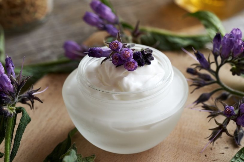 Maź z żywokostu działa na skórę jak plaster. Przyspiesza gojenie, koi ból