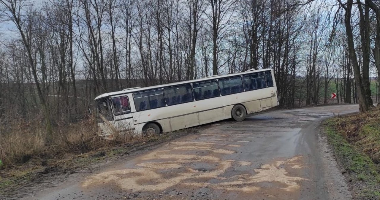 Jeden był pijany, drugi wjechał do rowu. Obaj kierowali szkolnymi autobusami