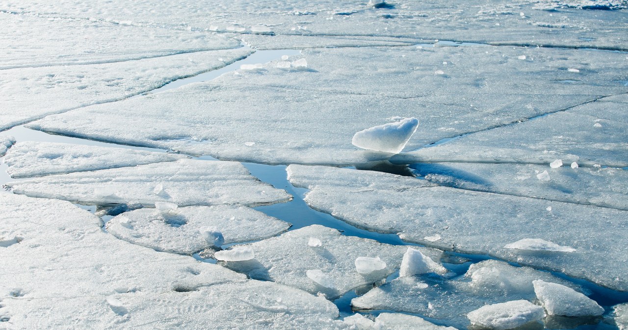 Pod wędkarzami pękał lód. Byli 200 metrów od brzegu
