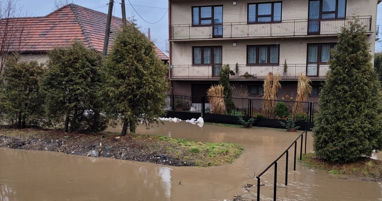 Podtopienia w Zielonkach koło Krakowa. „Od rana będziemy sprzątać”