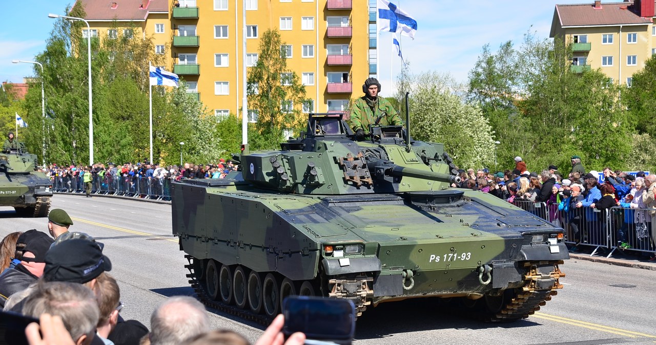 „Szef fińskiego MON strzelił sobie w stopę”. Lawina podań o opuszczenie rezerwy