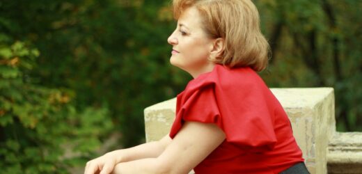 Romantyczne fasony na walentynki. Kobiety 50+ oczarują świetną stylizacją