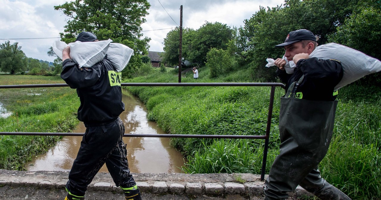 Przerwany wał przeciwpowodziowy w powiecie kłobuckim
