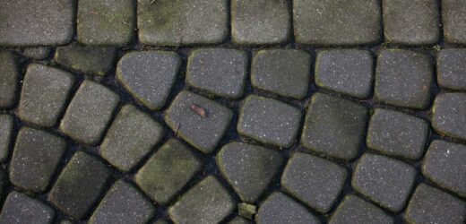 Połącz dwa składniki i wylej na kostkę brukową. Brud po zimie zniknie w mig