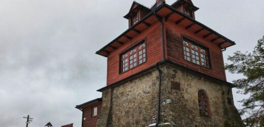 Nazywają je domkiem Baby Jagi. Najmniejsze beskidzkie schronisko z dala od tłumów