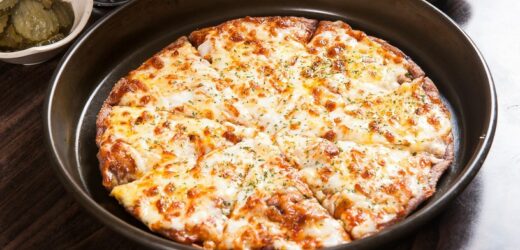 Sprawdzony przepis na pizzę z patelni. Smakuje jak we włoskiej trattorii