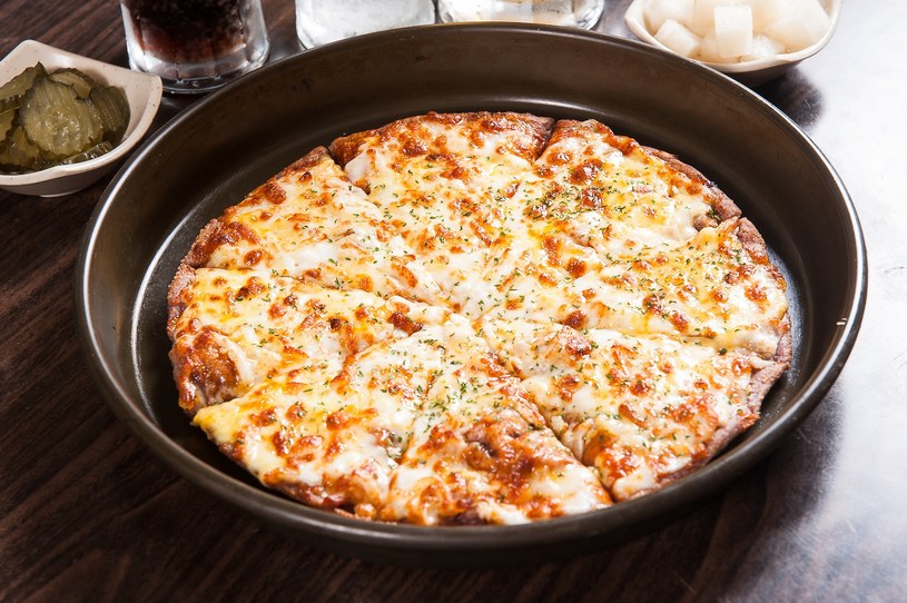 Sprawdzony przepis na pizzę z patelni. Smakuje jak we włoskiej trattorii