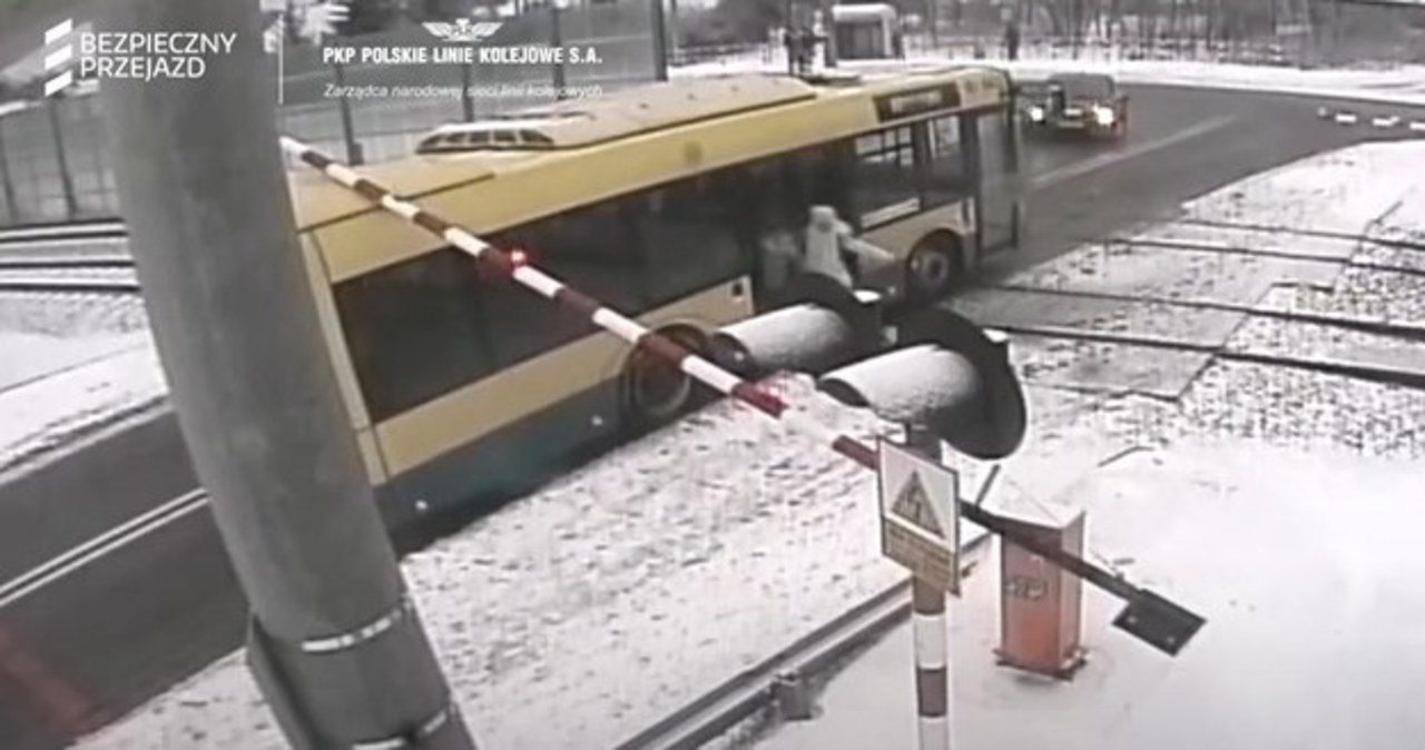 Incydent na przejeździe kolejowym. Policja szuka pasażerów autobusu