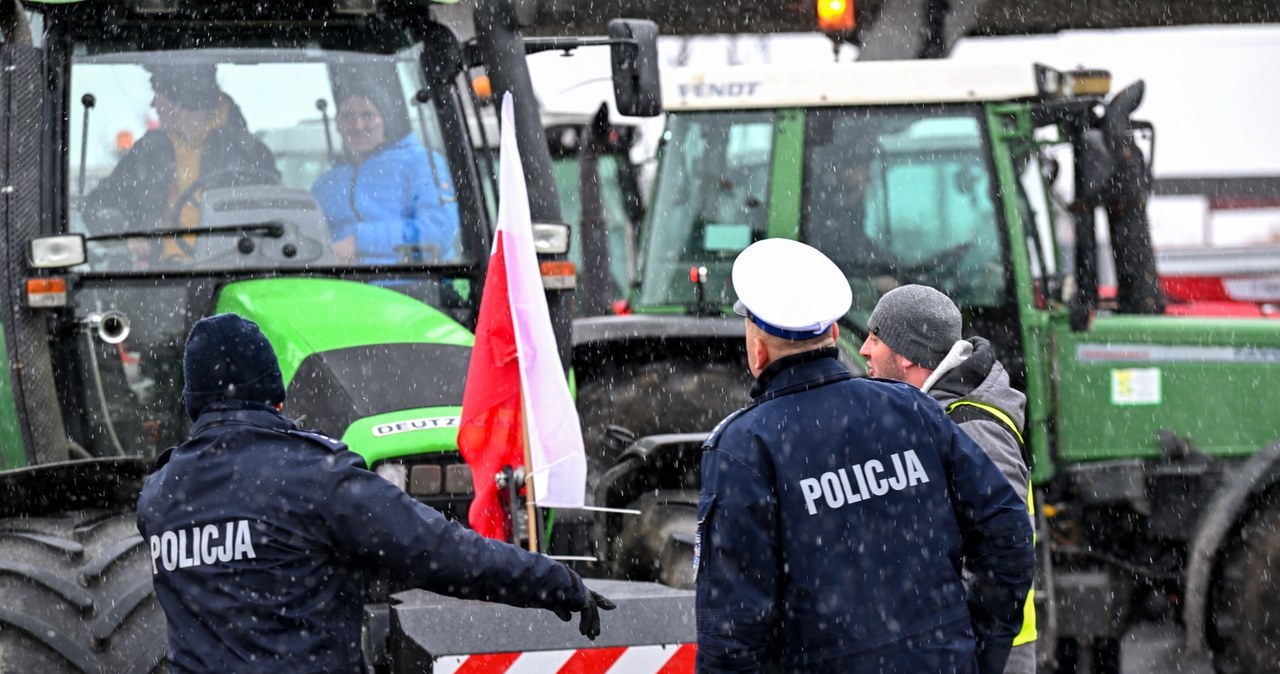 Protestujący rolnicy próbowali siłą wejść do urzędu w Bydgoszczy. Poszkodowana dziennikarka