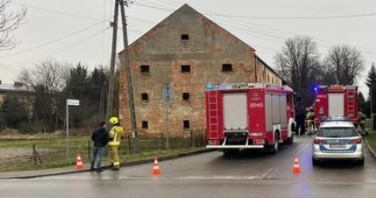 Zawalił się zabytkowy spichlerz. Gruzy na drodze