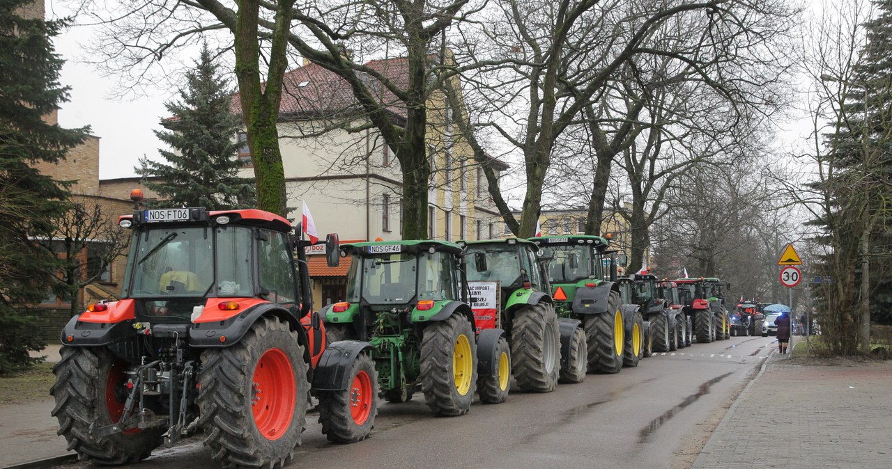 Rolnicy protestują przed halą w Morągu. Trwa tam spotkanie z Tuskiem