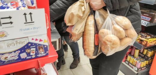Trik z bułkami i bananem w sklepach. Kasjerzy mają dość: „nie mam już siły”