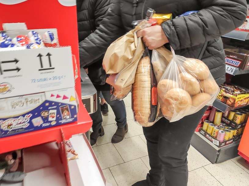 Trik z bułkami i bananem w sklepach. Kasjerzy mają dość: „nie mam już siły”