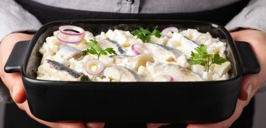 Śledziówka w Środę Popielcową. Tego dnia włącz do menu sycącą i pełną smaku sałatkę