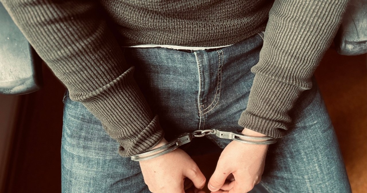 Zaatakował 61-latka przed dyskontem.