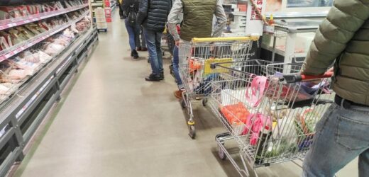 Absurdalny trend w sklepach. W kolejce przy kasie padają mocne słowa