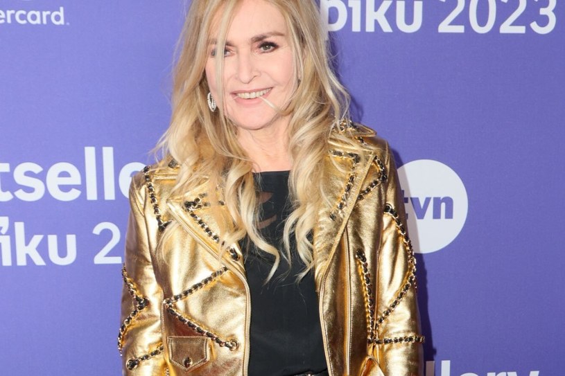 Monika Olejnik w złotej kurtce podbija Bestsellery Empiku. Trudno oderwać wzrok