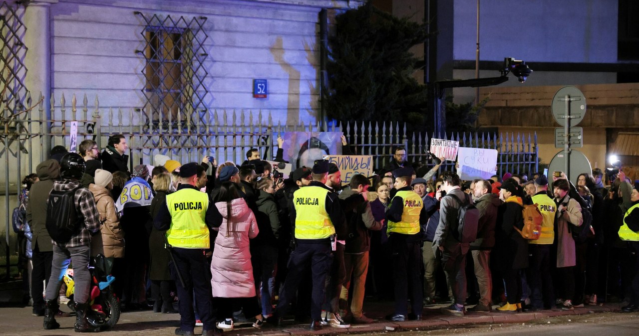 Śmierć Nawalnego. Protesty przed ambasadą i konsulatami Rosji w Polsce