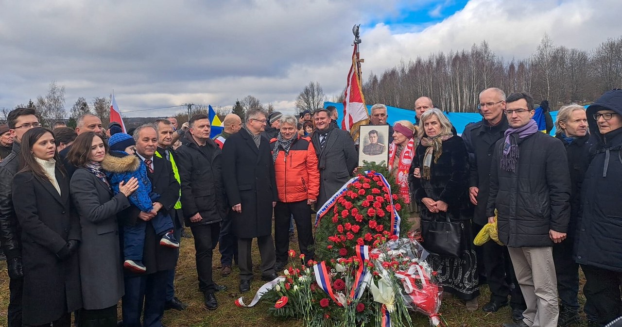 Ambasador Rosji wygwizdany i zakrzyczany. Składał wieniec w Pieniężnie