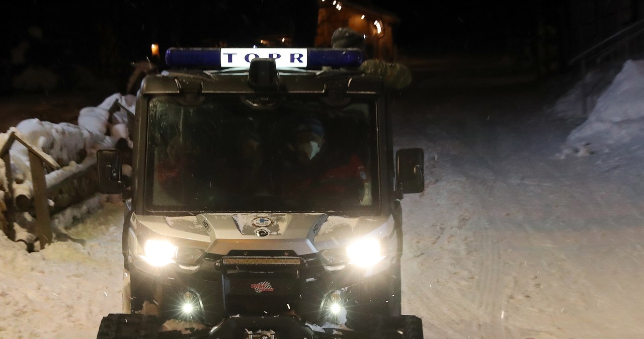 Akcja ratowników TOPR. Dostarczyli dronem pakiety grzewcze i ciepłe napoje