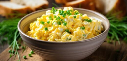 Pasta jajeczna będzie pyszna i kremowa. Zjesz bez wyrzutów sumienia