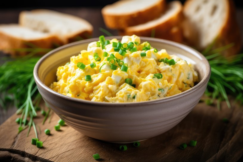 Pasta jajeczna będzie pyszna i kremowa. Zjesz bez wyrzutów sumienia