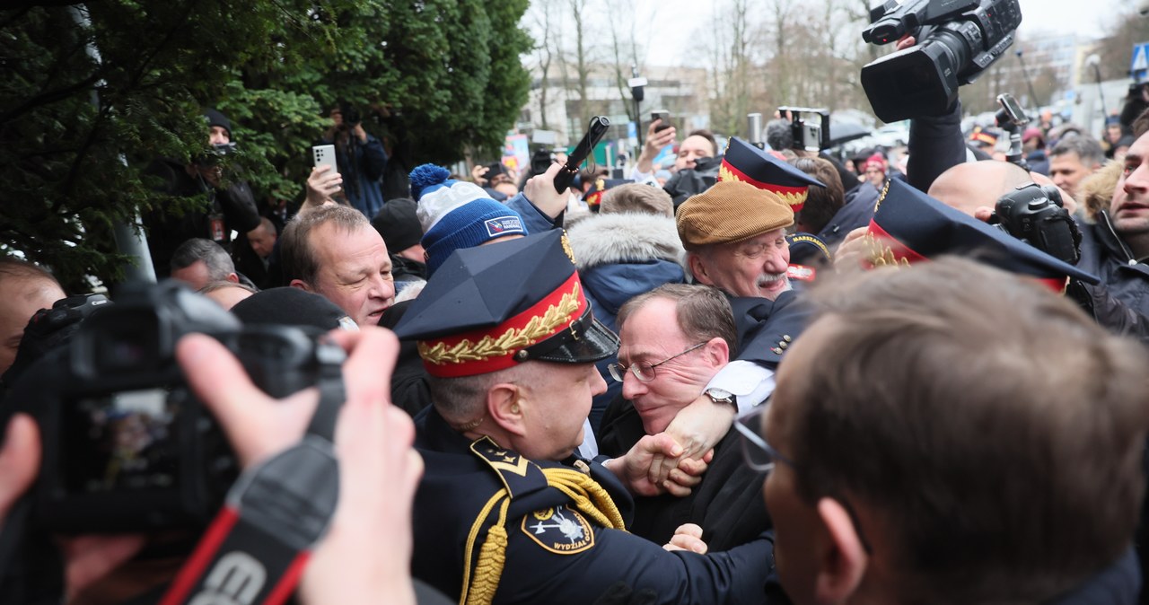 Zgodnie z wolą Hołowni, siedmioro posłów PiS ukaranych