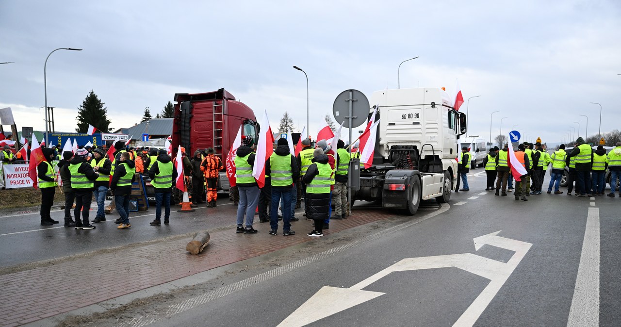 Ukraińscy rolnicy ściągnęli na granicę z Polską zniszczone maszyny