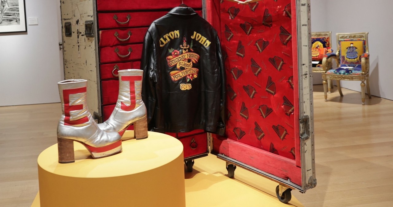 Fortepian, buty i obraz Banksy’ego. Pamiątki Eltona Johna sprzedane za 8 mln dolarów