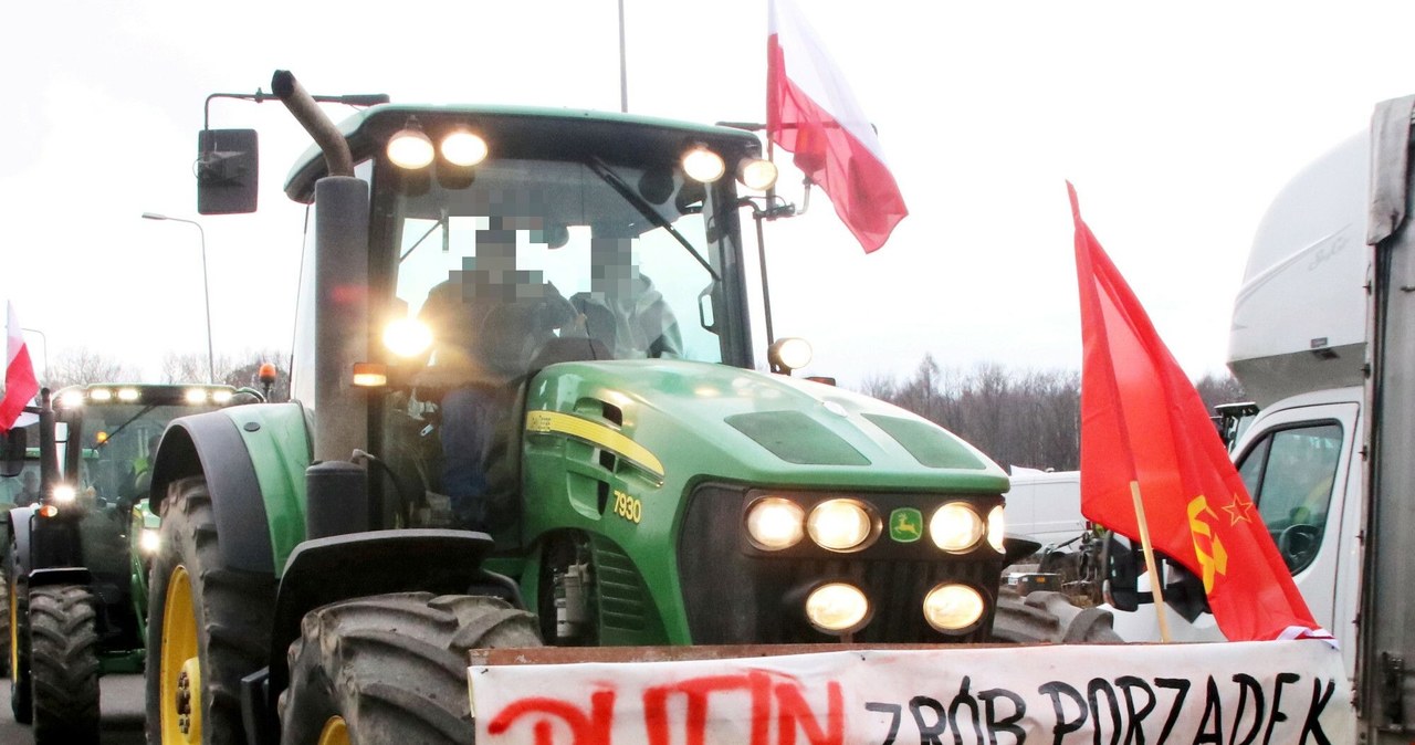Proputinowski transparent i flaga ZSRR na rolniczym proteście. Jest zarzut