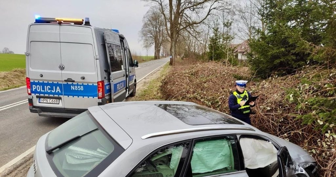 Cztery osoby ranne w zderzeniu osobówki z busem w Motarzynie na Pomorzu
