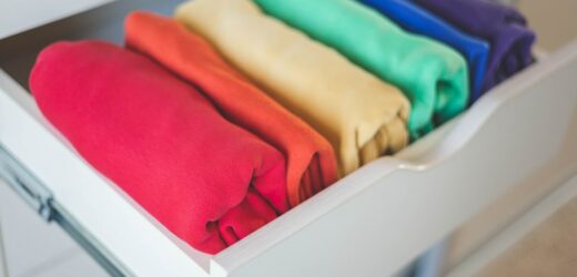 Włóż do szafy jedną rzecz. Bezpowrotnie pozbędziesz się zapachu stęchlizny