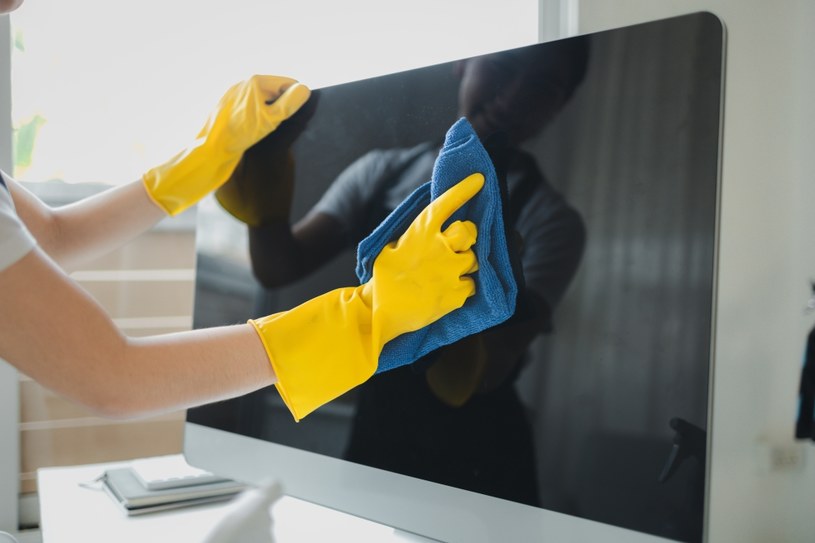 Kurz na lustrach i telewizorze? Szybko przetrzyj powierzchnie tą mieszanką