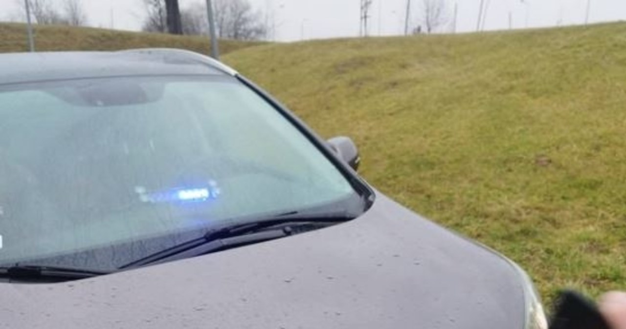 Używając niebieskiego światła wyprzedzał radiowóz