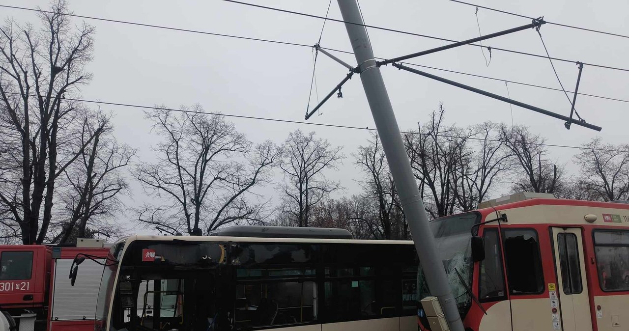 Zderzenie autobusu z tramwajem w Gdańsku. 13 osób poszkodowanych