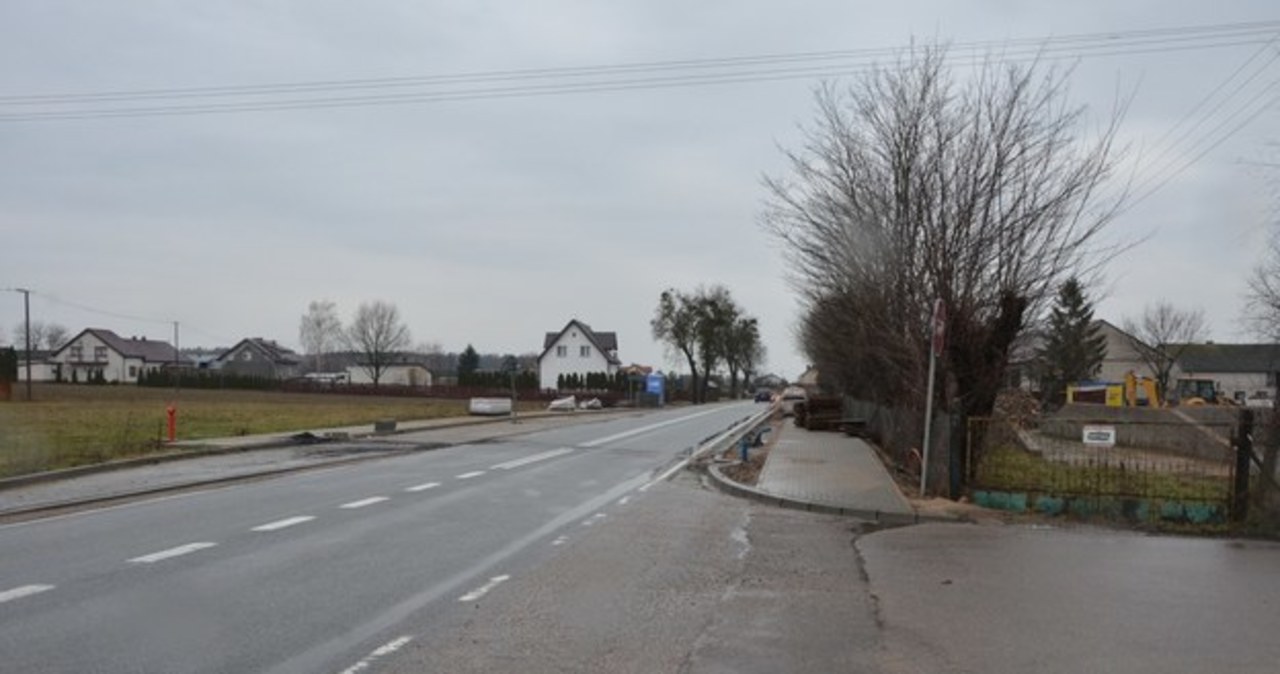 Śmiertelne potrącenie 2-latka. W poszukiwania kierowcy włączyli się biegli