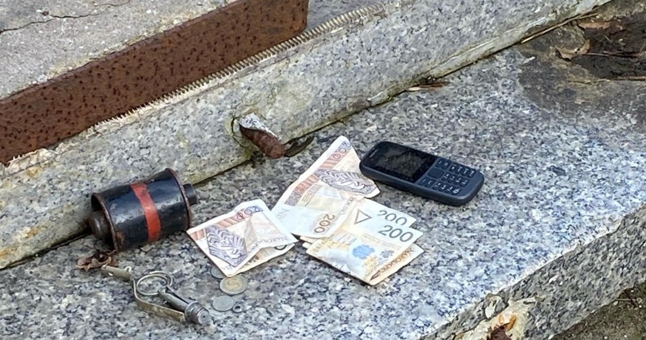 W odholowanym samochodzie znaleziono granat i tysiąc złotych