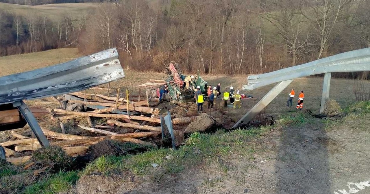Ciężarówka z drewnem przebiła bariery i spadła ze skarpy