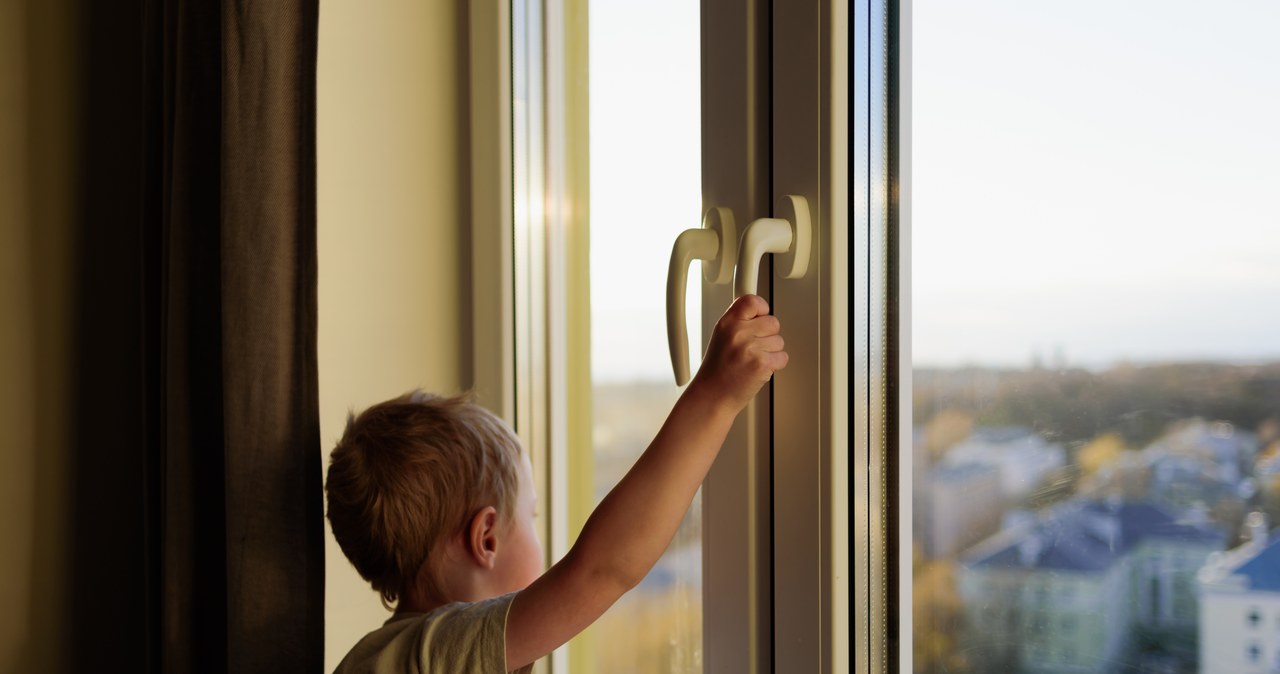 7-latek wypadł z balkonu. Śmigłowiec zabrał go do szpitala