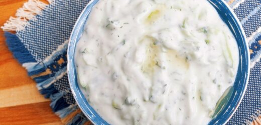 Najzdrowszy sos świata. Idealny do mięsa, ryb i warzyw. Jak zrobić sos tzatziki?