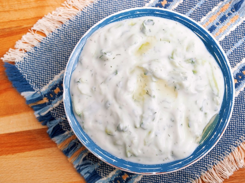 Najzdrowszy sos świata. Idealny do mięsa, ryb i warzyw. Jak zrobić sos tzatziki?