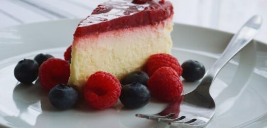 Szybki w przygotowaniu i niskokaloryczny deser. Jedna porcja tego sernika ma tylko 120 kcal
