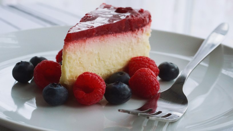 Szybki w przygotowaniu i niskokaloryczny deser. Jedna porcja tego sernika ma tylko 120 kcal