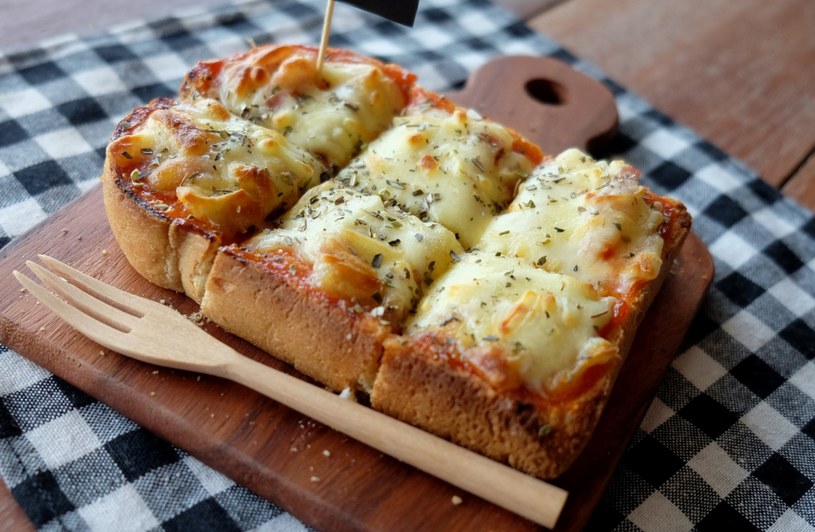 Najprostszy przepis na domową pizzę. Bez wyrabiania ciasta