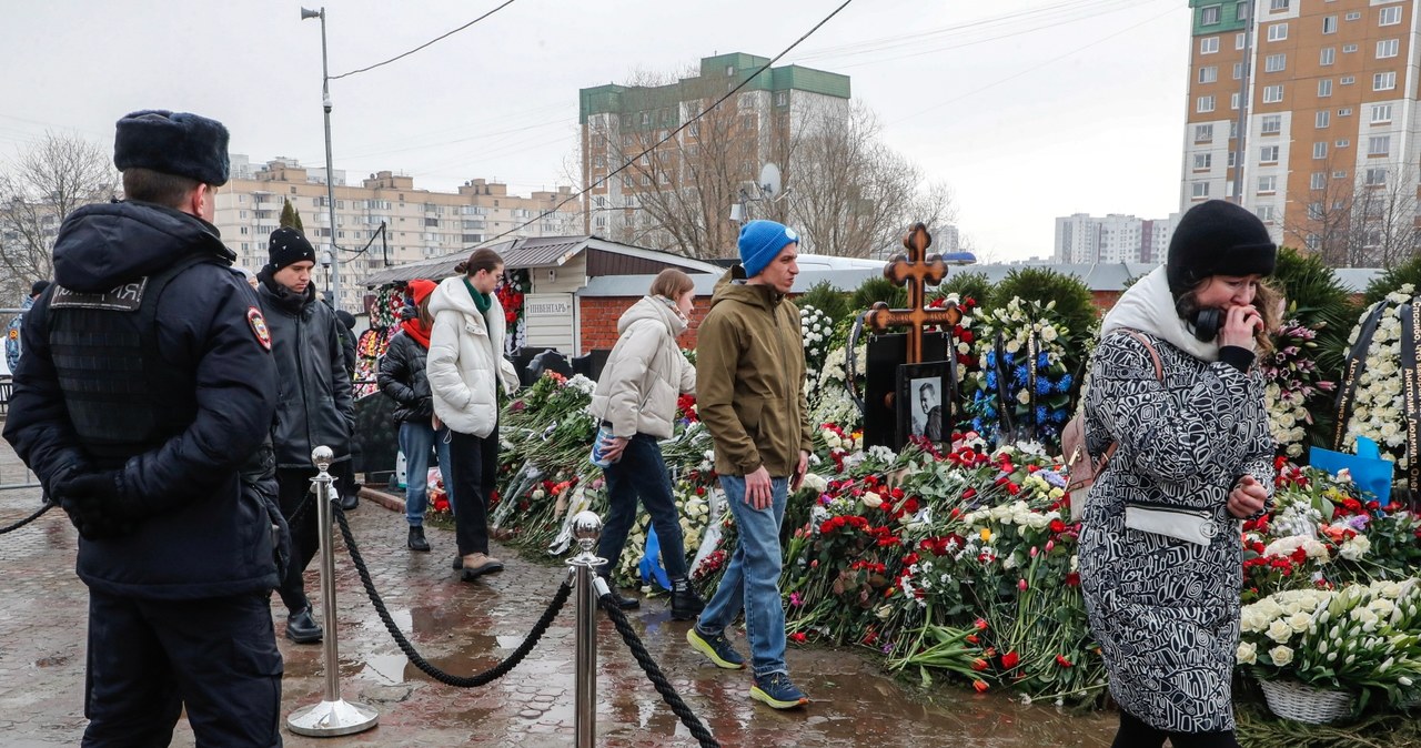 Kolejka osób przed grobem Nawalnego. Na miejscu jest policja